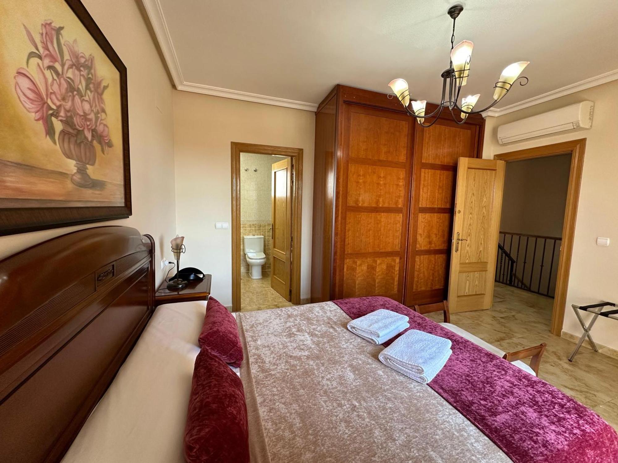 Villa Casa Grande De Tres Plantas Con Parking Gratis Linares  Exterior foto